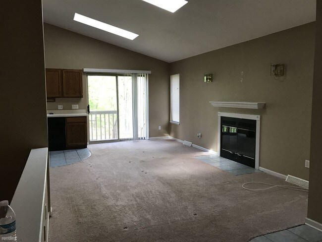 Building Photo - 3 br, 2 bath Condo - 6576 Pontiac Lake Rd