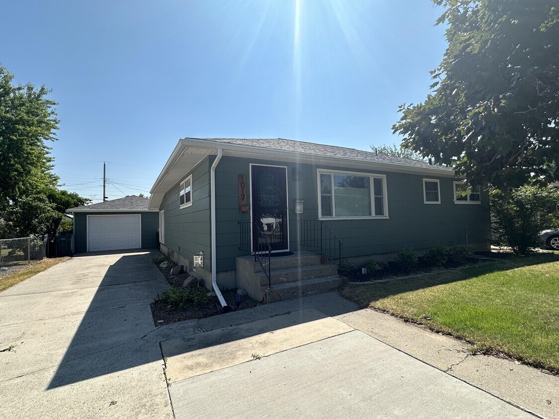 Foto principal - 1017 25th St W