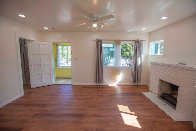 Building Photo - 3121-Bona