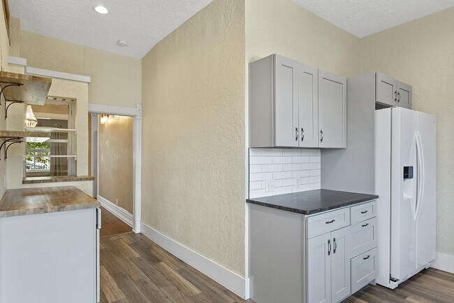Foto del edificio - Sunny & charming Lincoln Park home near Ar...