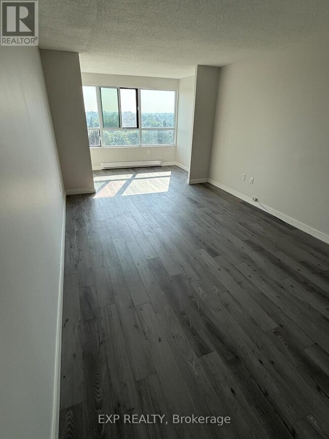Building Photo - 600-600 Grenfell Dr