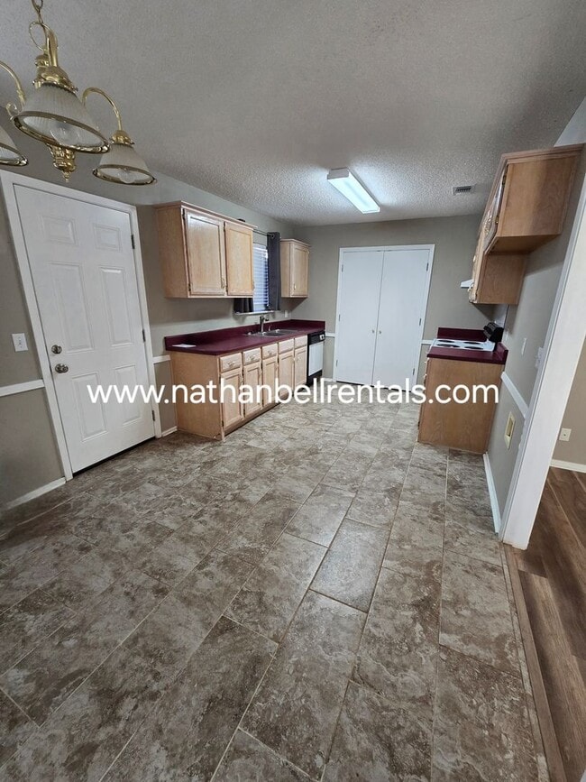 Building Photo - Single-Family Home: 3 Bed, 2 Bath