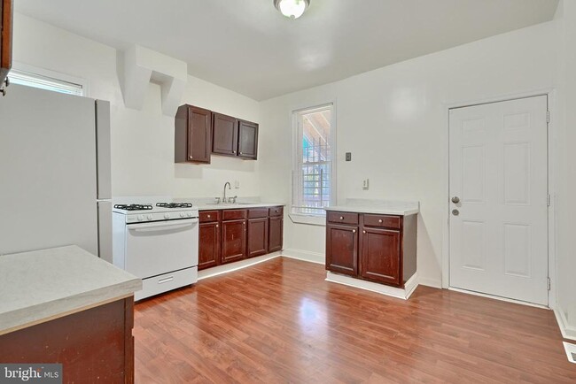 Building Photo - 1600 N Ellamont St