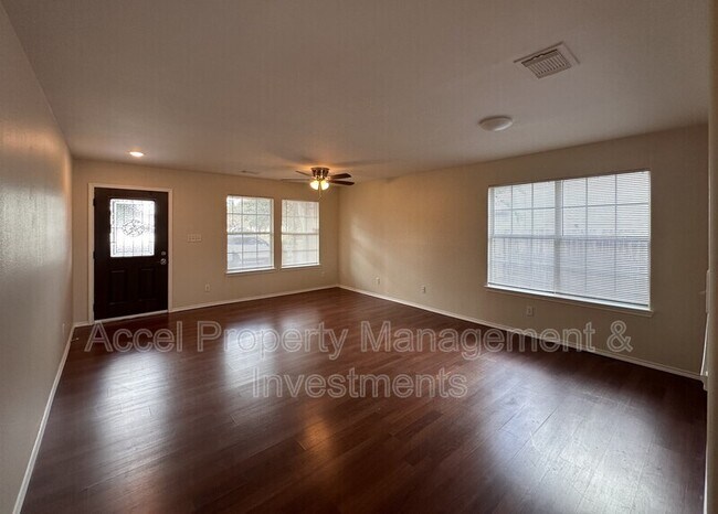 Foto del edificio - 819 Briarwood Dr