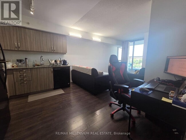 Building Photo - 30 Meadowglen Pl