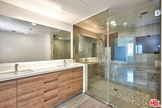 Building Photo - 3785 Wilshire Blvd