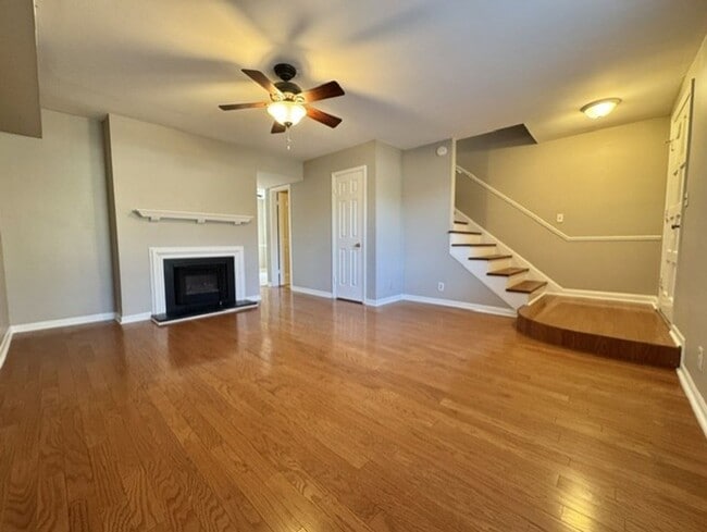 Building Photo - 2 Bed, 1.5 Bathroom Townhome with 2 Vehicle Carport