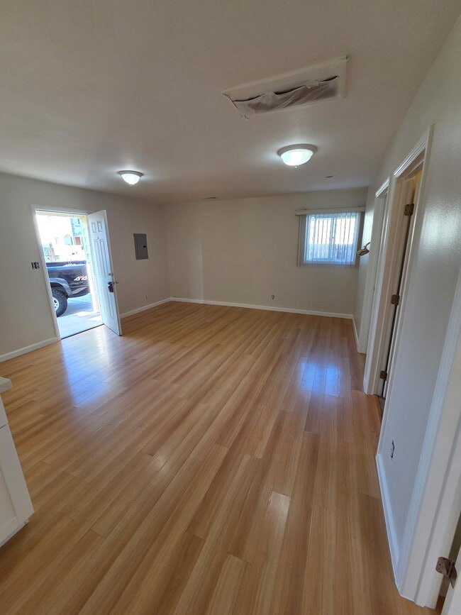 Foto del edificio - 3828 W 105th St