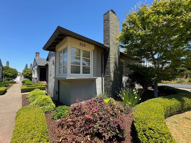 Building Photo - 919 Santa Clara Ave