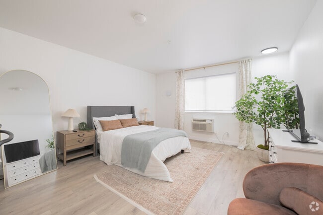 Studio, 1BA - 360SF - Living Room - The Varsity North