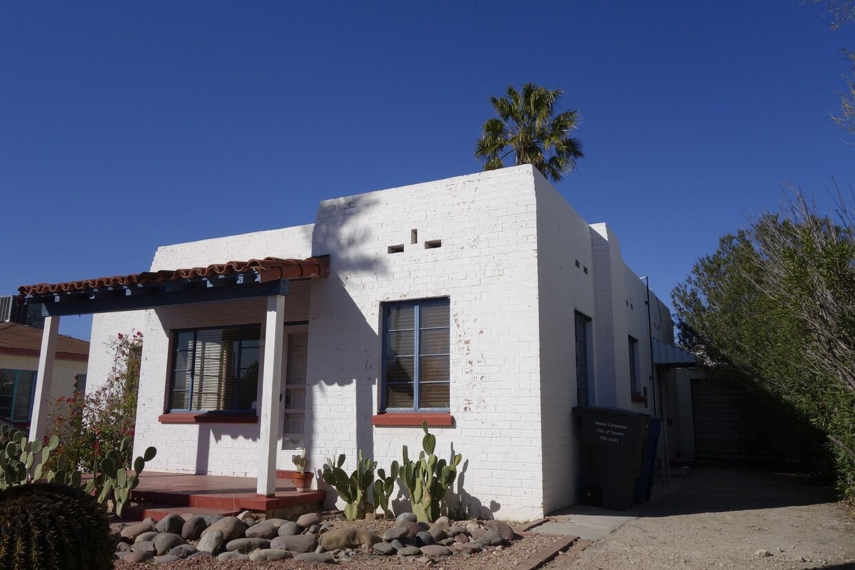 Primary Photo - 2 bedroom, 1 bath house with a den in Sam ...