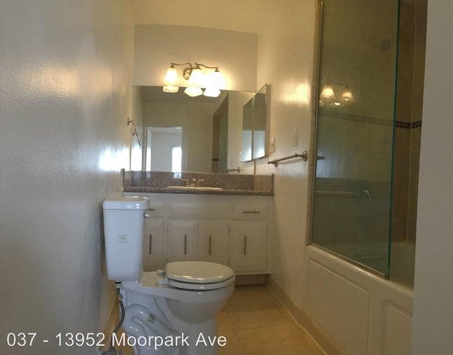 Building Photo - 13952 Moorpark St