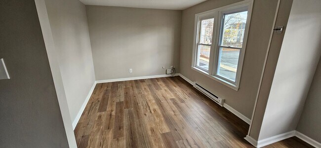 Building Photo - 2nd Floor walk up 2+1 in duplex. Washer/Dr...