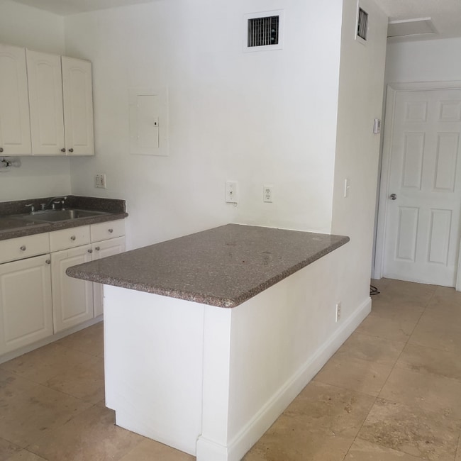 Photo - 1429 SW 9th St Apartment