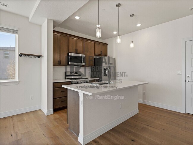 Foto del edificio - 1203 Bon Homme Richard Dr