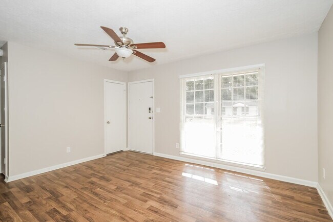 Foto del edificio - 635 Roxbury Dr