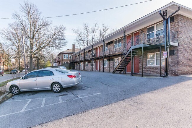 Foto del edificio - 256 Lyndhurst Pl