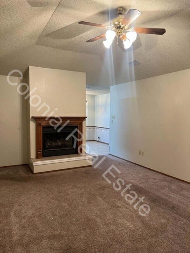 Building Photo - Spacious 3 Bed/2 Bath home with a fireplace!