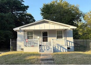Building Photo - 631 Vance St E