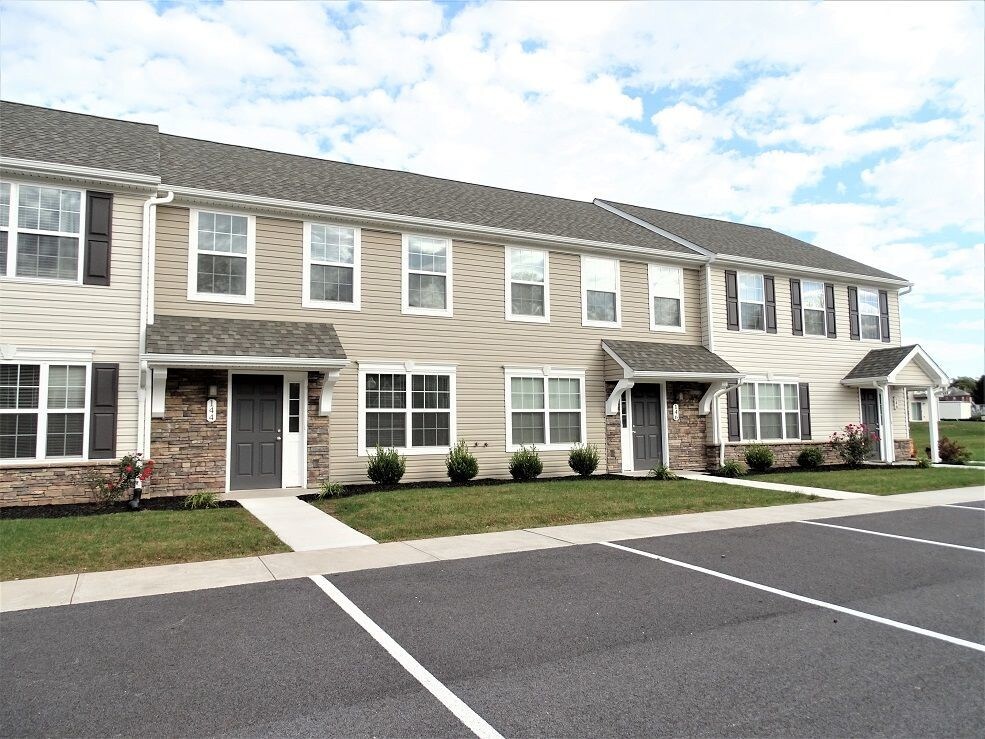 Primary Photo - Generous-Sized 1 Bedroom 2nd Floor Apartment
