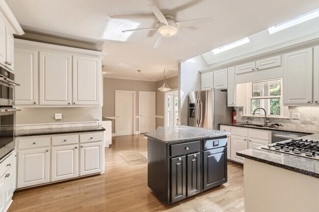 Foto del edificio - 1615 Holly Lake Cir SW
