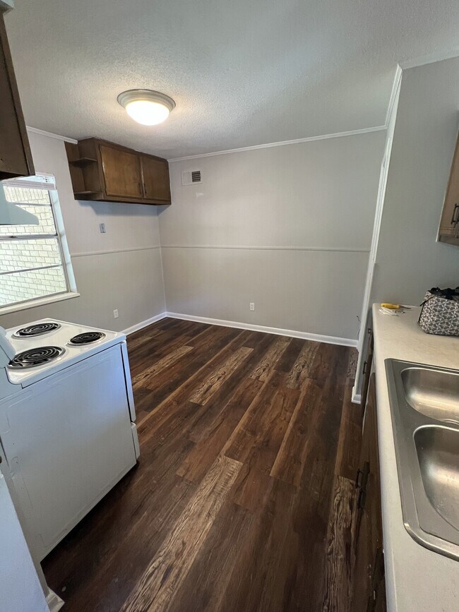 Foto del edificio - 8082 Ashbrook Dr