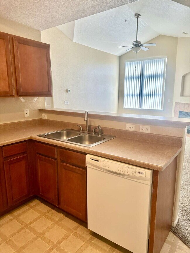 Foto del edificio - $500 OFF YOUR FIRST MONTHS RENT! Don't Miss This 3BR/ 2BA Condo with 1 car garage @ Creek Side In...