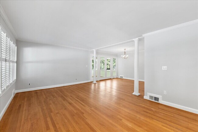 Building Photo - "Charming 4-Bed Retreat with Granite Kitch...