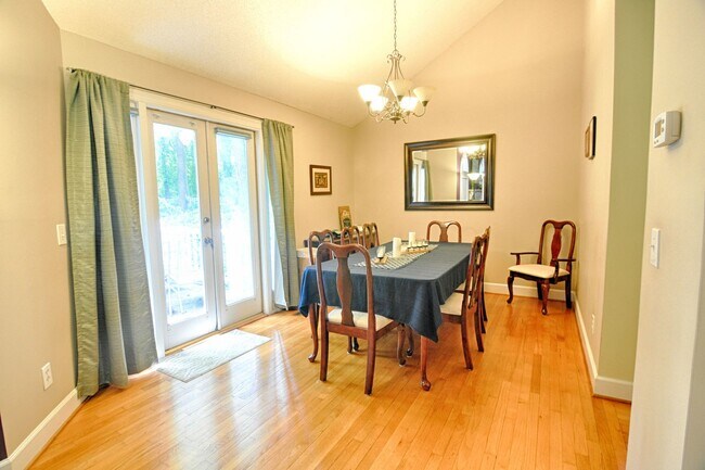 Building Photo - 3 bedroom Cul-de-sac Townhouse