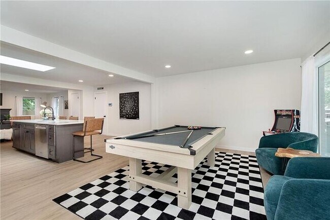 Foto del edificio - Beautifully Remodeled Home Steps from the ...