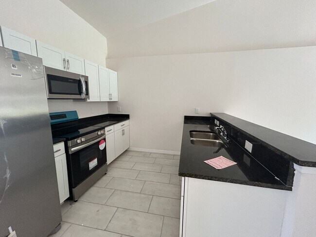 Foto del edificio - Coming Soon  Newer  3/2 Duplex -1 car garage