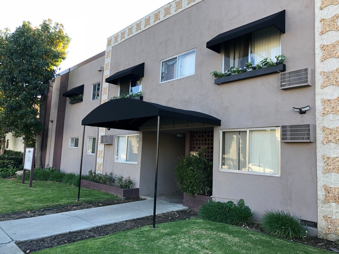 Foto principal - 6225 Reseda Blvd