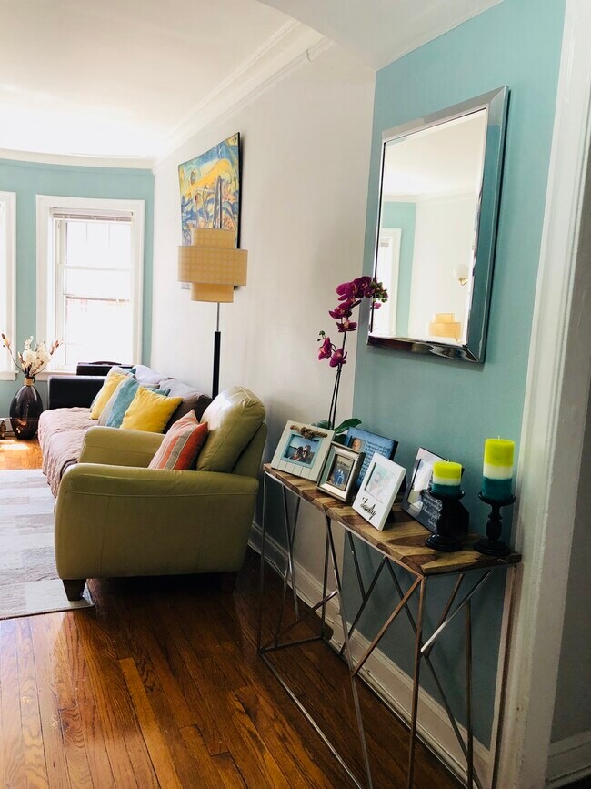 Building Photo - 1068 W Thorndale Ave