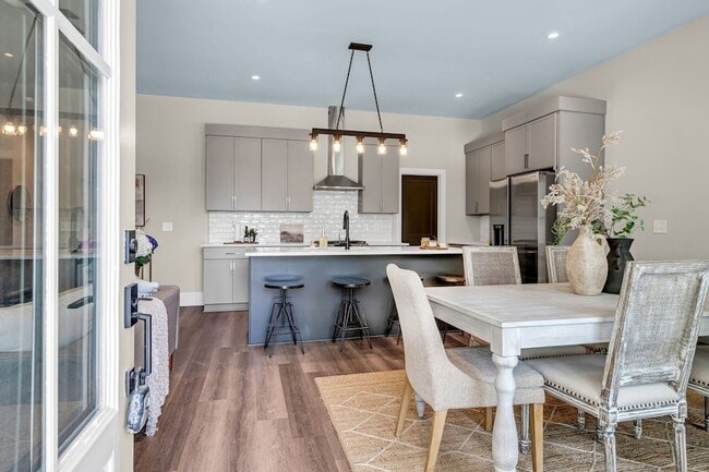 Building Photo - 1002 Noble Lp