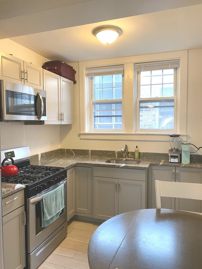 Building Photo - 1064 W Thorndale Ave