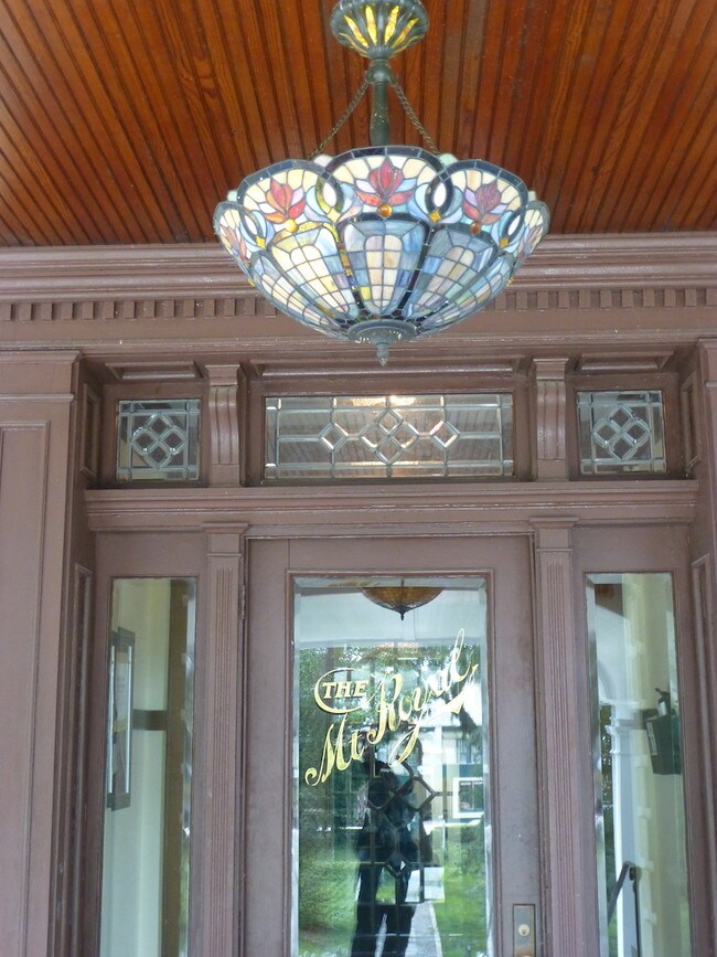 Entrada - 673 Oak Hill Ave