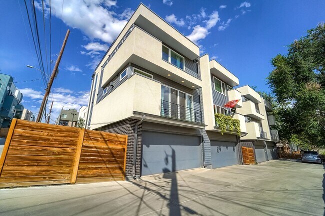 Foto del edificio - Beautiful and bright 3-bed/2.5-bath *end-u...