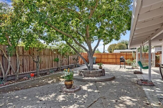 Building Photo - Modesto Sharp 3 Bedroom 2 Bath Single Stor...