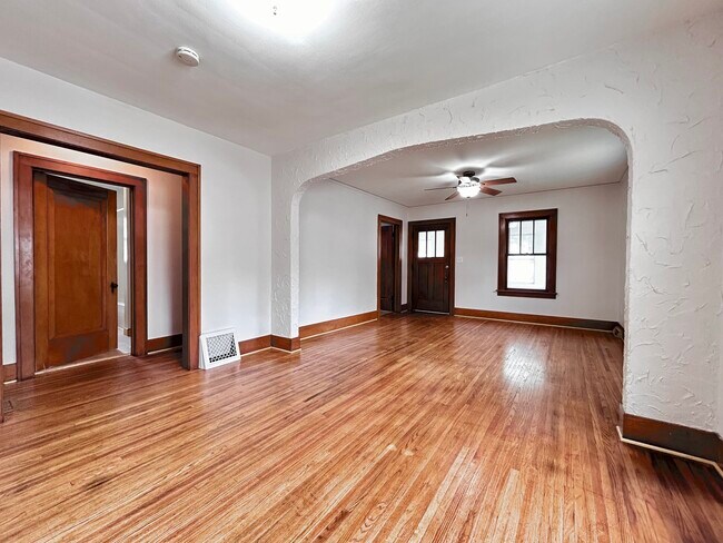 Building Photo - 733 S Union St