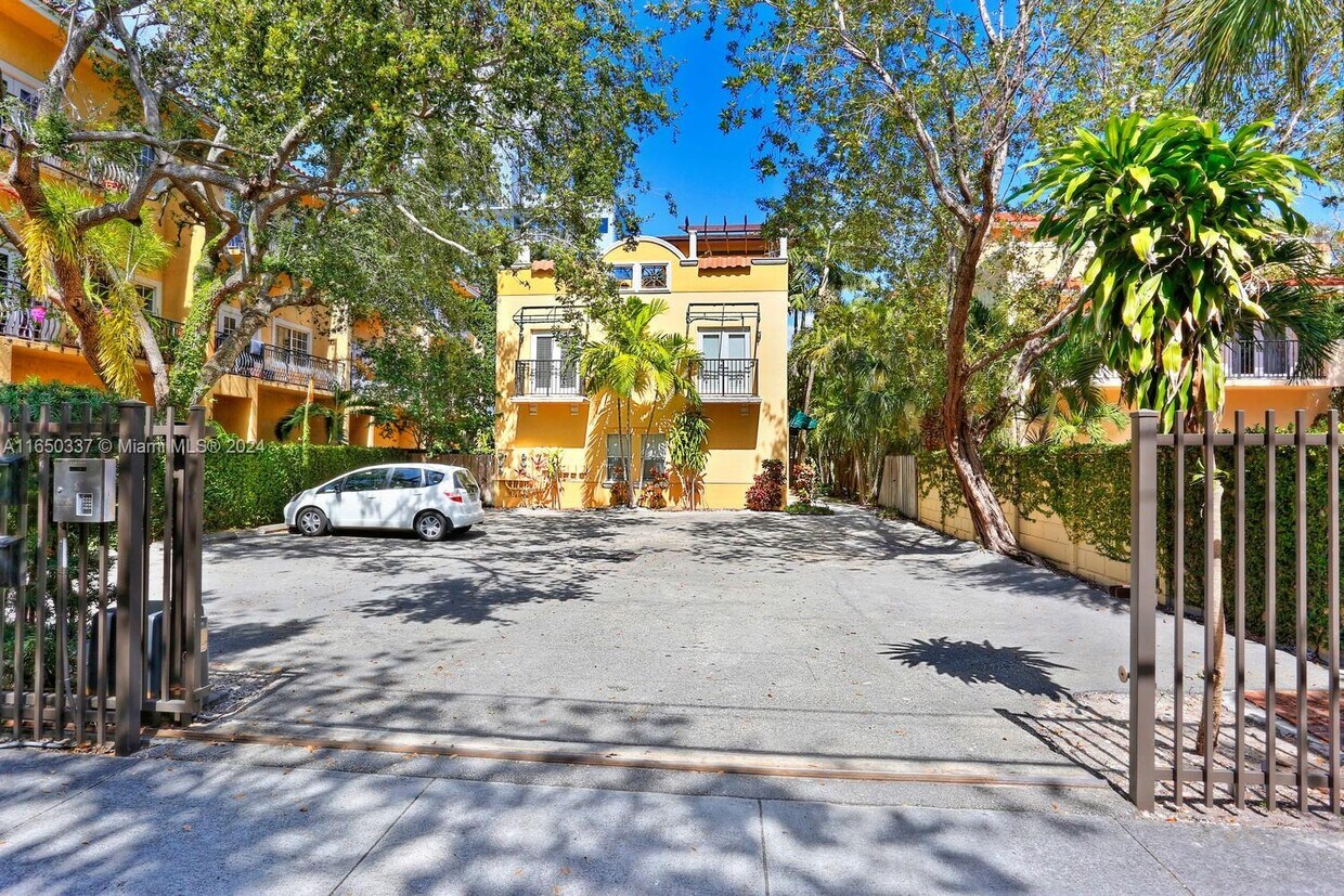Primary Photo - 2861 Coconut Ave