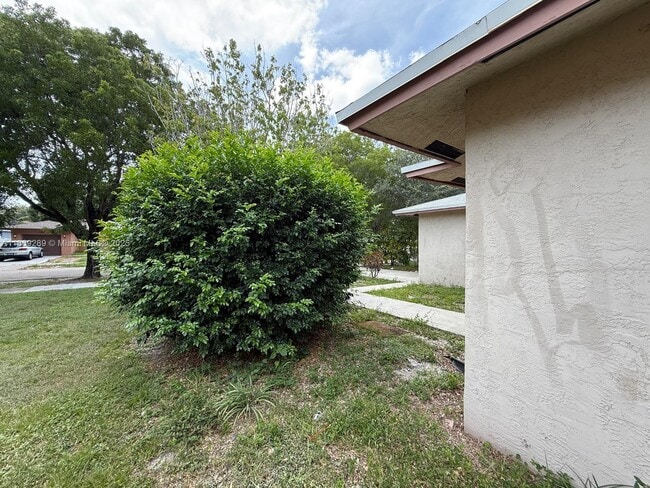 Building Photo - 1592 NW 7th Terrace