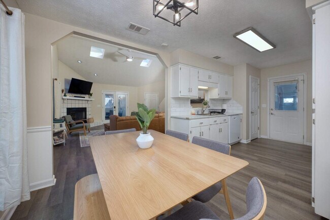 Foto del edificio - 4956 Daybreak Ln