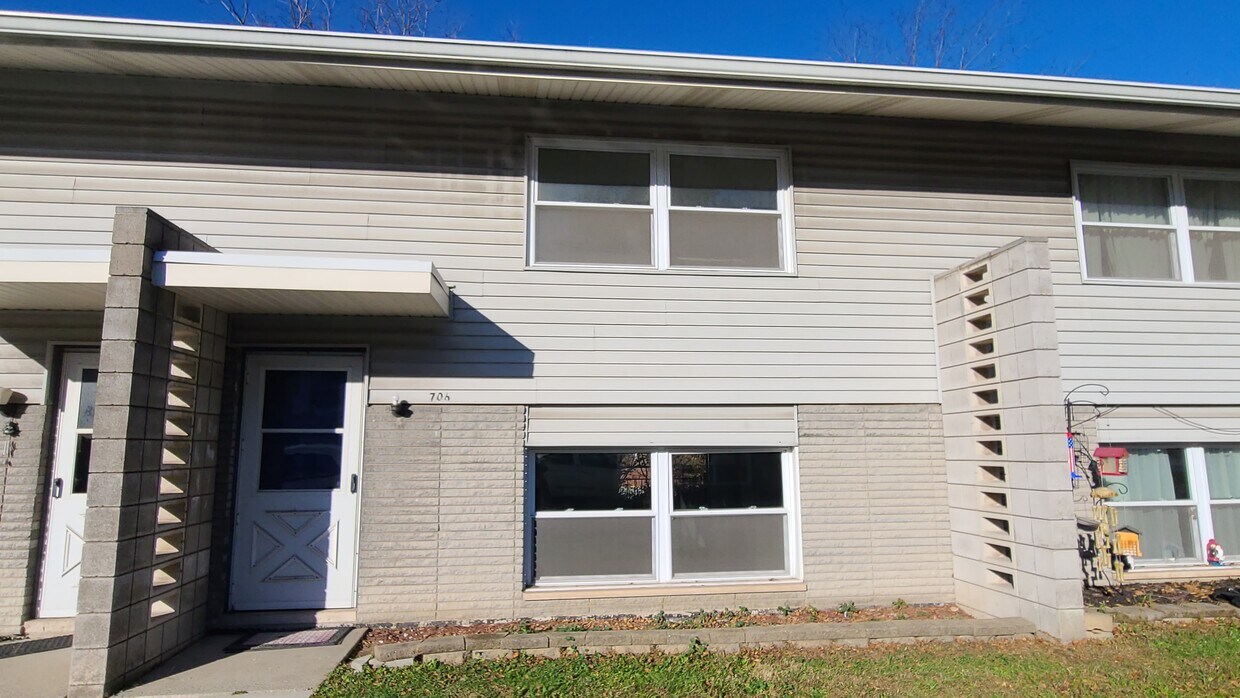 686 Wabash Ave, Chesterton, IN 46304 Townhome Rentals in Chesterton