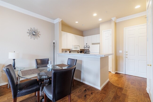 Foto del edificio - 2400 McCue Rd