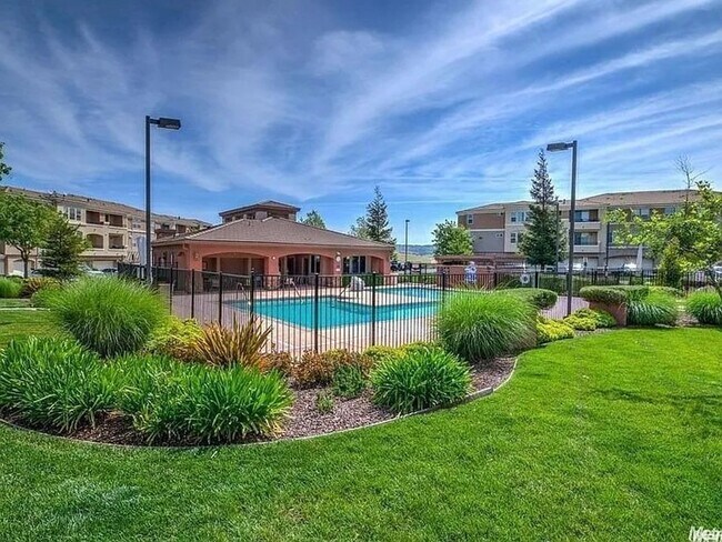 Foto del edificio - Updated 2BR/2BA Condo with Garage in Prime...