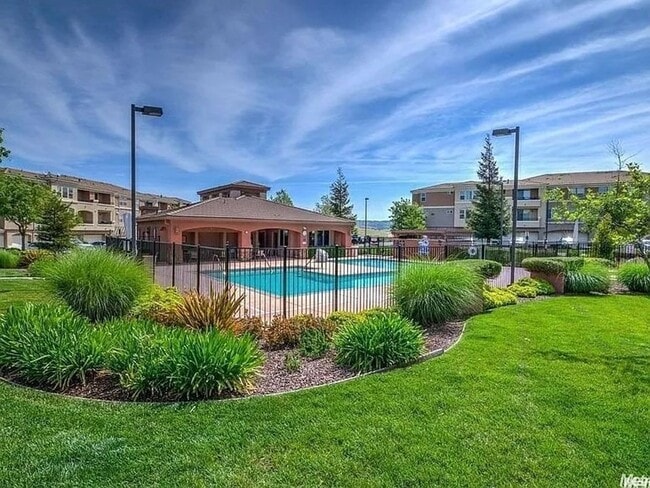 Building Photo - Updated 2BR/2BA Condo with Garage in Prime...