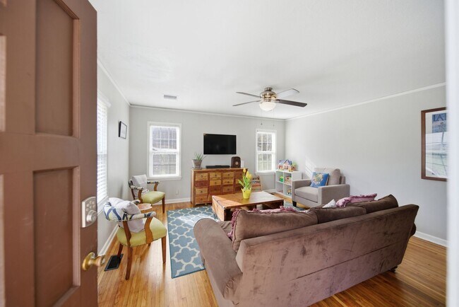 Building Photo - Charming Midtown bungalow just minutes from downtown!