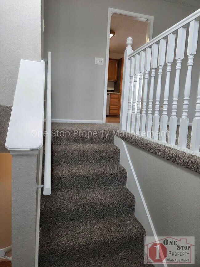 Building Photo - Cozy 3 bedroom 2.5 bathroom in Blue Springs, MO!