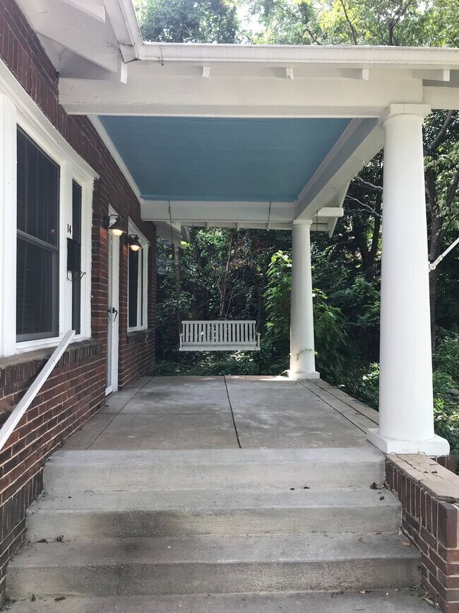 Foto del edificio - Huge 2 Bed/1 Bath Bungalow with Fenced Yar...