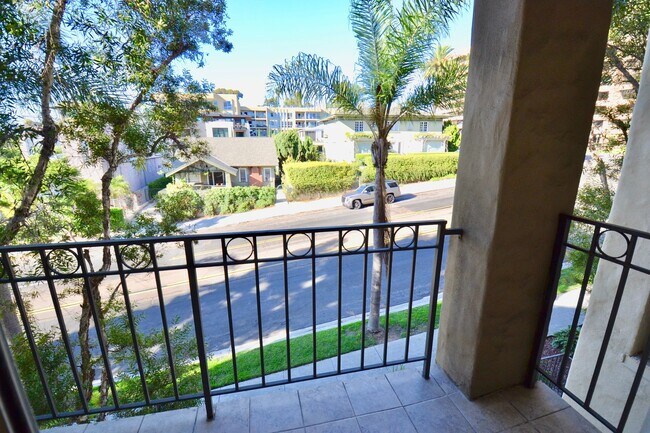 Foto del edificio - Spacious Bankers Hill 2/2 Condo! Walk to Balboa/Little Italy! 2 Parking Spots!